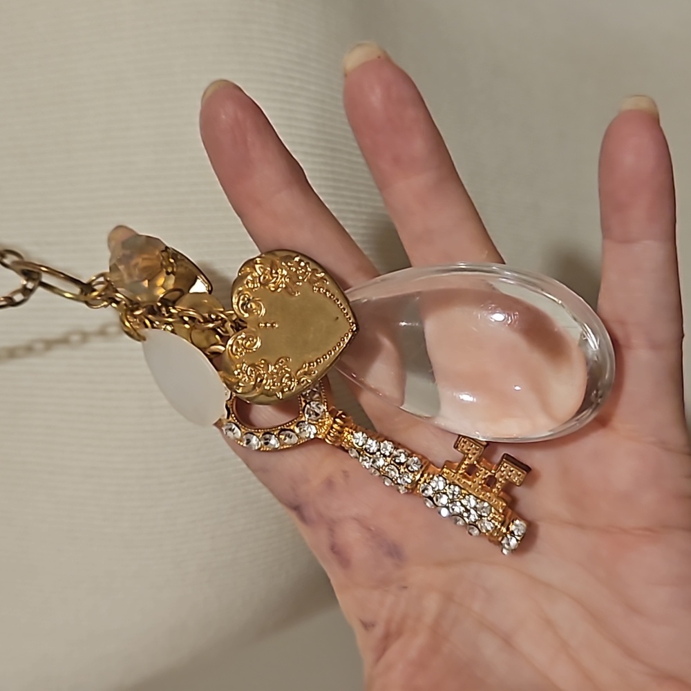 Chunky chain heart rhinestone key acrylic beads statement necklace gold tone - Picture 2 of 8